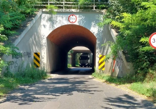 Zestaw z megą kontra trzy wiadukty z zakazem 3,1 metra – pułapka na obrzeżach Zabrza