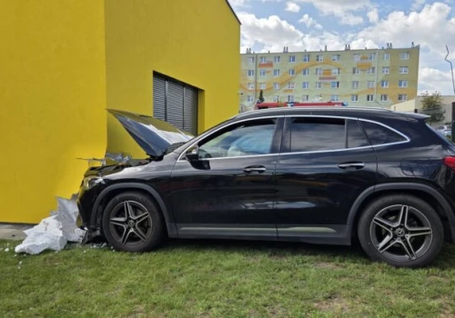 Auto uderzyło w budynek żłobka w Kutnie. Ewakuowano 33 osoby