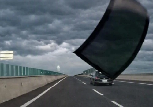 BYD nagle stracił tylną szybę na autostradzie. Poleciała prosto w jadące auto