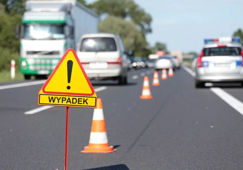 Wypadek pod Sulechowem. Bus uderzył w traktor służby drogowej
