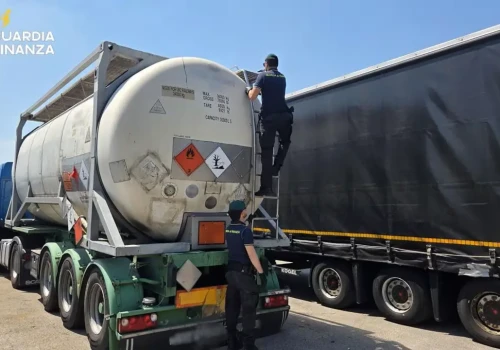 33 tys. litry benzyny jako rozpuszczalnik – włoska kontrola transportu z Polski do Grecji