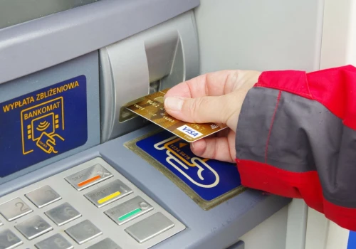 Bank może zamknąć konto nieużywane przez dłuższy czas. Jak wypłacić z niego pieniądze?