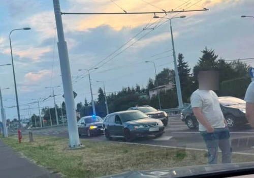 Jechał wężykiem, staranował śmietnik, zaczepił o Skodę. Świadkowie ruszyli do akcji