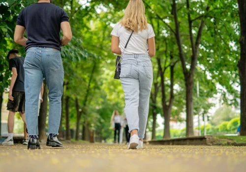 Spacer na wzdęcia robi furorę w sieci. Dietetyczka tłumaczy, co robić, by miał jak najlepsze efekty