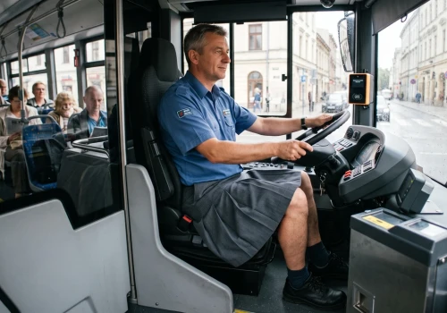 Kierowca autobusu w Warszawie założył spódnicę. Ludziom odbiło od upałów