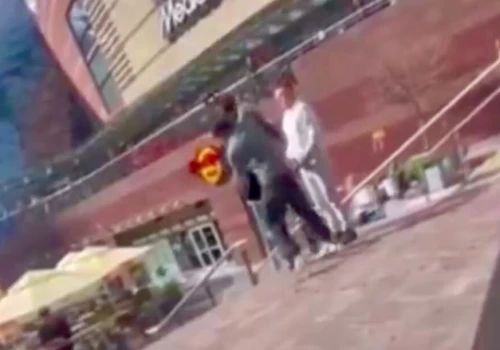 Brutalny atak przed Złotymi Tarasami. 20-latek po ciosie spadł ze schodów