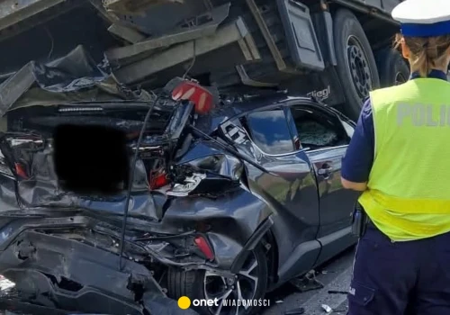 Groźny wypadek w Garbatce. Samochód znalazł się pod ciężarówką