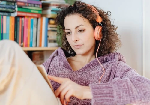 Książki wracają do codzienności, tylko w nowej formie. Skąd bierze się boom na audiobooki?