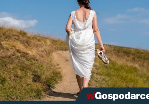 Chodzenie boso - prosty nawyk, który aktywuje stopy i pobudza zmysły