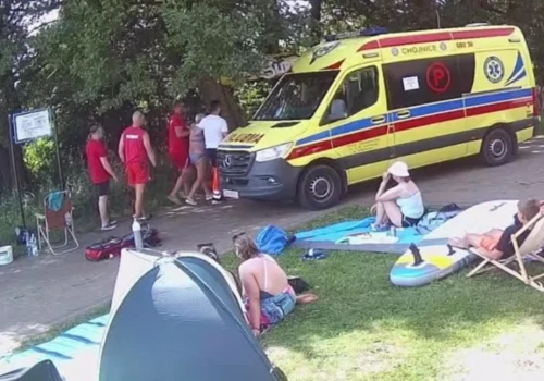 Dwie interwencje medyczne na plaży w Swornegaciach. Ratownicy udzielali pomocy 71-latce i nastolatce