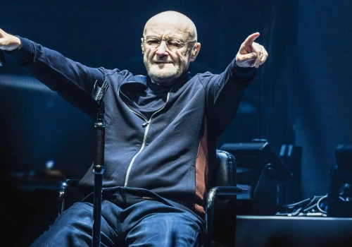 Na lata stał się symbolem tandety. Dziś świat przeprasza Phila Collinsa
