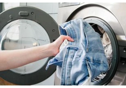 Jak często prać jeansy? Eksperci mówią, że rzadziej niż myślisz