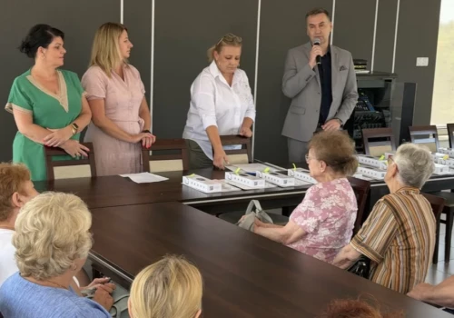 Pomoc na jedno kliknięcie. Seniorzy z gminy Ślesin otrzymali opaski bezpieczeństwa