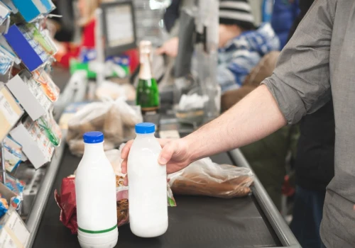 Dino, Biedronka i Lidl. Kiedy klient może żądać zwrotu różnicy w cenie?