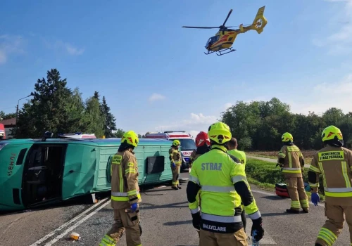 Rudnik-Kolonia: zderzenie busa rejsowego z samochodem osobowym. Droga całkowicie zablokowana