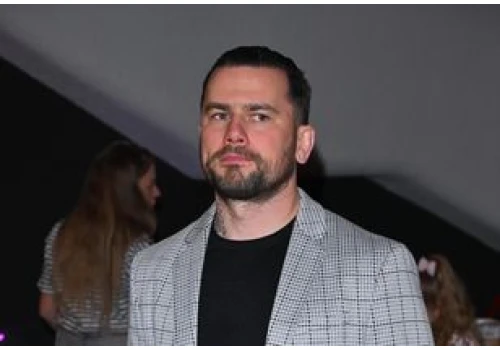 TYLKO U NAS. Grzegorz Collins otwarcie o przeszczepie włosów. Zdradził, na jakie rozwiązania czeka