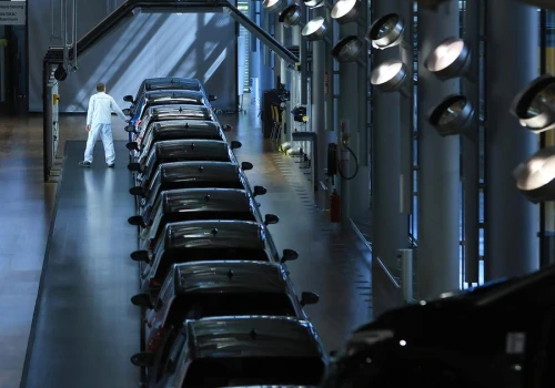 Koniec aut spalinowych do 2040 r.? Branża motoryzacyjna nie wierzy w pełną elektryfikację