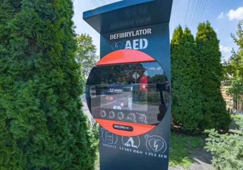 Gdzie znaleźć defibrylatory AED w gminie Leoncin?