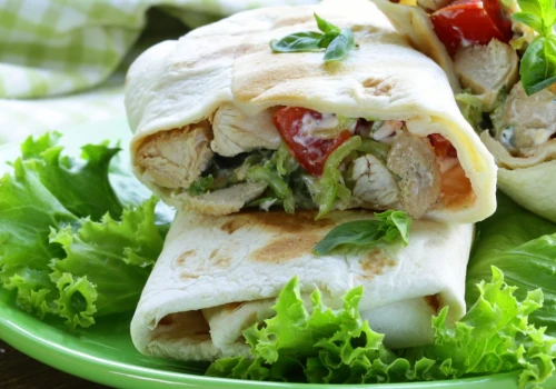 Domowy kebab z kurczakiem i ciągnącym serem. Smakuje genialnie i nie obciąża żołądka