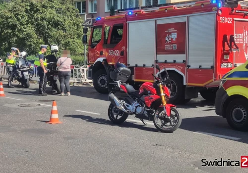 Zderzenie osobówki i motocykla na Osiedlu Młodych