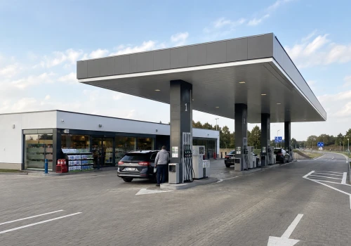 Hurtowe ceny paliw runęły, kierowcy nadal płacą rekordowo dużo