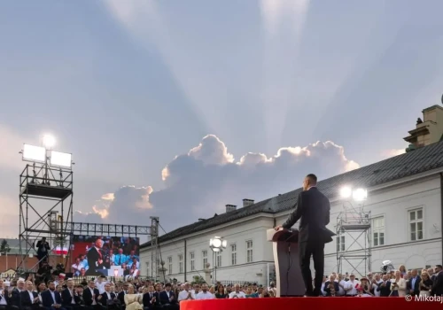 Foto-symbol z rocznicy prezydentury Nawrockiego. Niesamowite ujęcie hitem sieci. ZOBACZ ZDJĘCIA