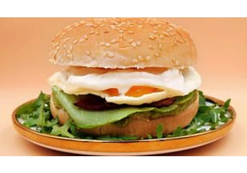 Domowy burger z patelni. Źródło białka i zdrowych tłuszczów