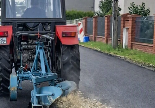 Zaorał pługiem 200 m nowego asfaltu. Miasto wyceniło straty na 400 tys. zł