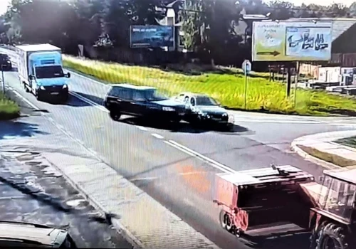 20-latek w BMW wyprzedzał sznur aut przed skrzyżowaniem. Uszkodzony Land Rover i ciągnik rolniczy