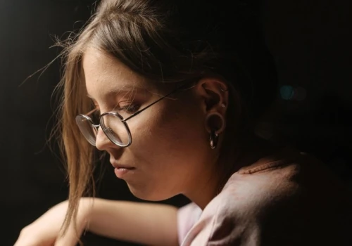 Zmienne nastroje u nastolatek. Psychiatra wyjaśnia, skąd to się bierze
