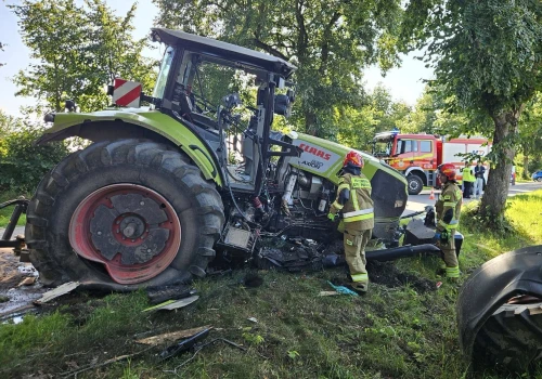 Rozbity ciągnik na drodze, kierowcy brak