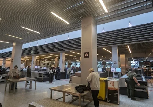 Koniec ze zdejmowaniem butów na lotnisku? Kraków Airport zamontował nowe skanery