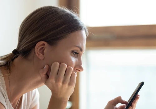 Przyjaźń stała się luksusem? Badanie pokazuje niepokojący trend