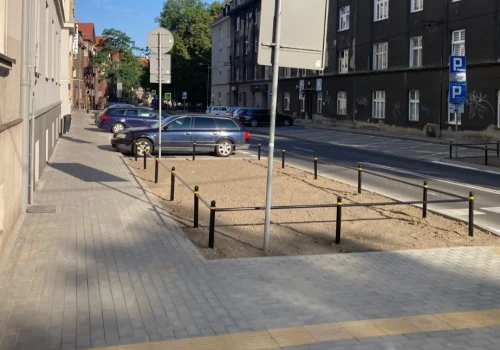 Zakończył się remont chodników i miejsc parkingowych na ul. Poniatowskiego w centrum Katowic