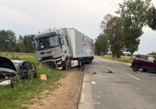 Ciężarówka uderzyła w auta stojące na DK61. Jedna osoba trafiła do szpitala