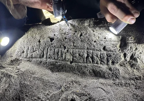 Pod średniowieczną kaplicą archeolodzy znaleźli kamień pokryty tajemnymi runami. Niebywała historia z Wysp Owczych