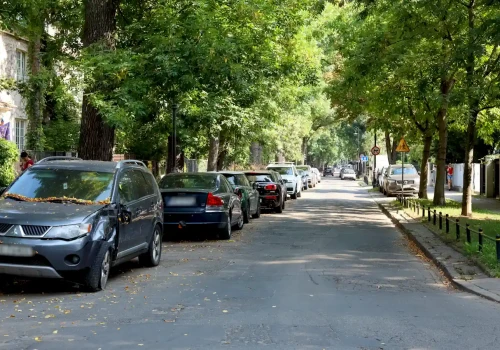Zaparkowałeś na własnej działce? Sąsiad może się domagać przestawienia auta. Sąd może przyznać mu rację