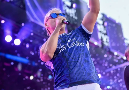 Skolim wskoczył na scenę i zrobił niezły show. Fani zdziwieni jego stylizacją