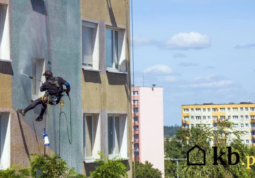 Elewacja znów zrobiła się zielona po kilku miesiącach. Zabrakło jednego zabezpieczenia