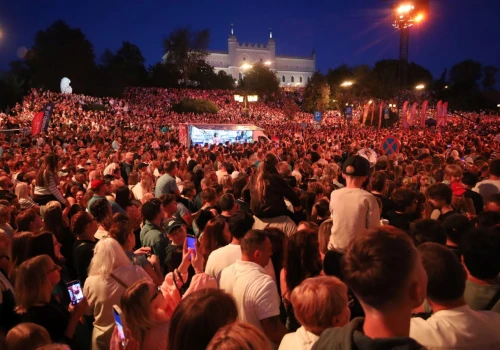 Lublin opanowany przez tłumy. Plac Zamkowy pęka w szwach podczas koncertu „Lato z Radiem i Telewizją Polską”