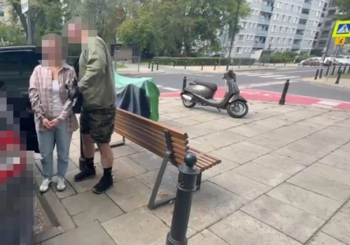 31-letnia Ukrainka okradła szatnię na siłowni w Warszawie, łup wysłała kurierem za granicę. Policjanci przechwycili paczkę