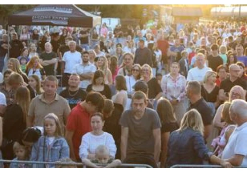 Pleszew spragniony dobrych koncertów! Mezo rozkołysał publiczność pod Zajezdnią Kultury. Później imprezę pod letnim niebem rozkręcił DJ