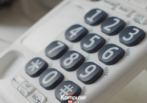 Kratka i gwiazdka. Co oznaczają te symbole i skąd się wzięły na telefonie?