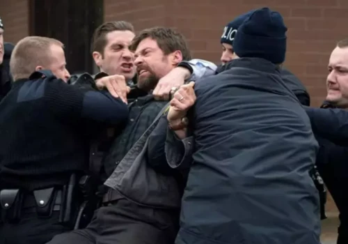 10 thrillerów, które naprawdę niepokoją. Te filmy zostają w głowie na długo