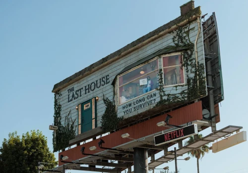 Zamieszkał w billboardzie nad Sunset Boulevard. Nietypowa akcja Netflixa w Los Angeles
