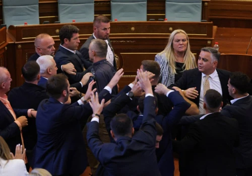 Premier Kurti obrzucony jajkami. Posłanka w Kosowie wpadła w szał
