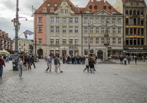 Samochodem czy pociągiem? Ile kosztuje rodzinny wyjazd z Wrocławia do najpopularniejszych wakacyjnych miejscowości?