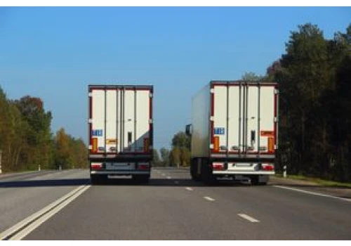 Tabliczka TIR na ciężarówce. Każdy ją zna, mało kto wie, co oznacza