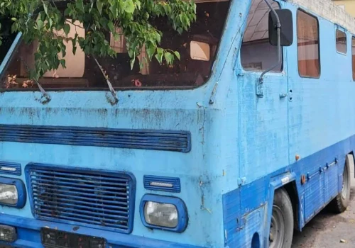 Spotkałem interesujący samochód kempingowy. Nie mam pojęcia, co to jest