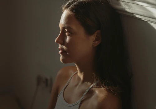 Zanim wyjdziesz z domu, kilka razy sprawdzasz drzwi, światło i żelazko? Psycholog ujawnia, co się za tym kryje